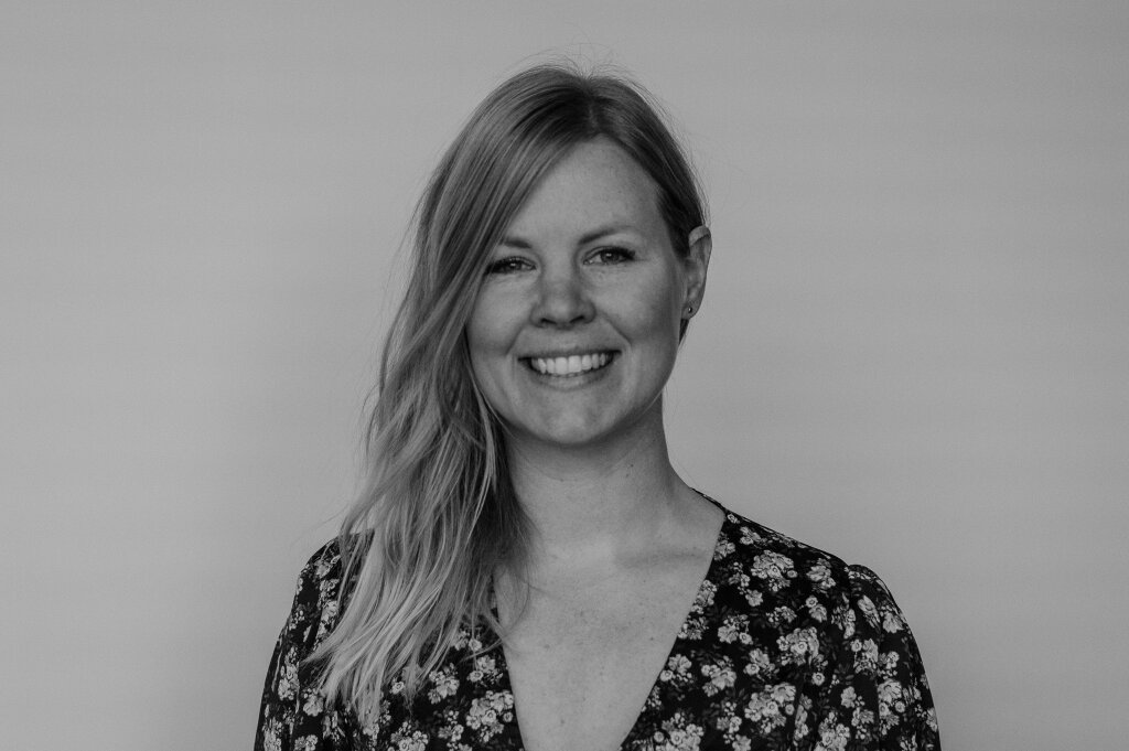 Anne Piek, natuurlijke fotograaf uit Friesland, met camera in de hand