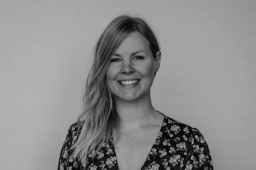 Anne Piek, natuurlijke fotograaf uit Friesland, met camera in de hand