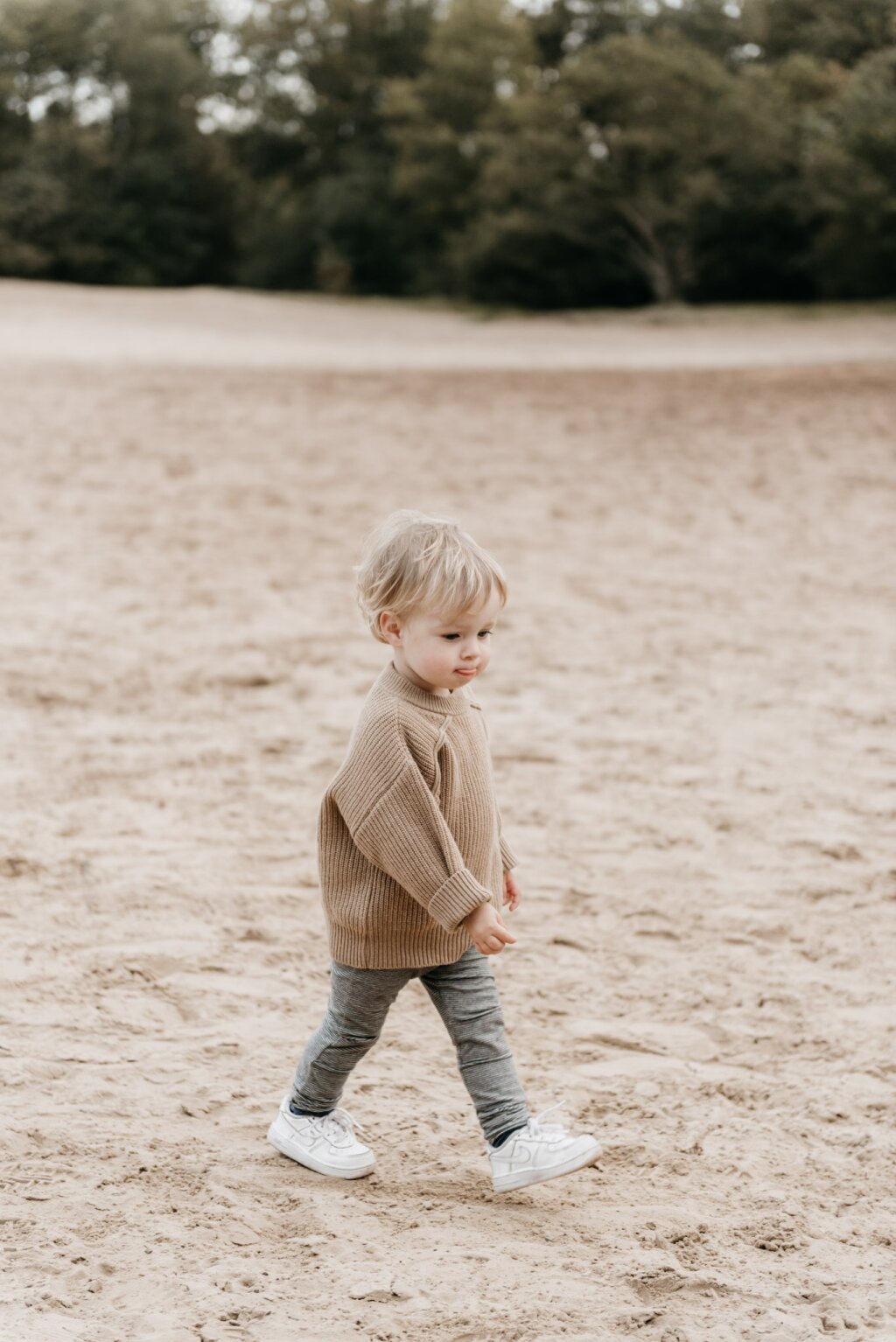Gezinsfotografie in Bakkeveen — ouders met kinderen tussen de heide