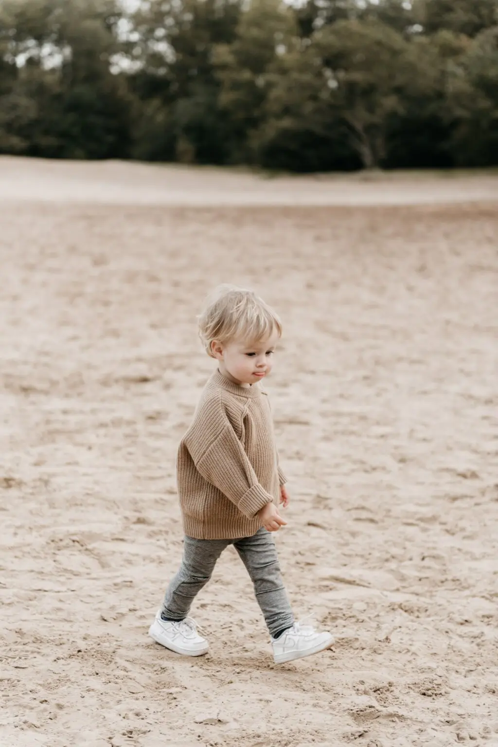 Gezinsfotografie in Bakkeveen — ouders met kinderen tussen de heide