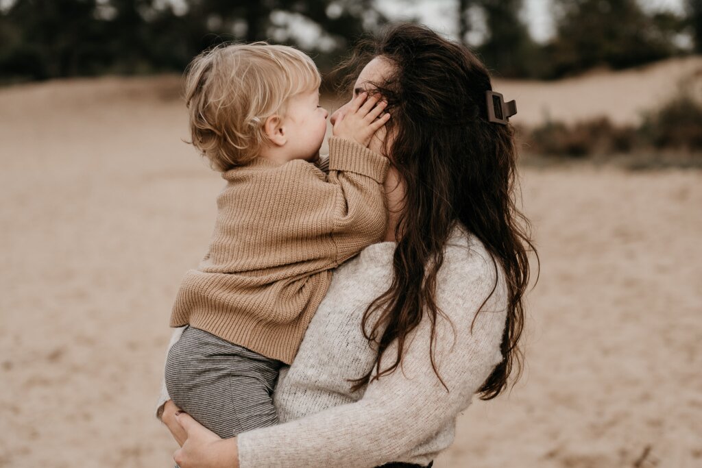 Gezinsshoot op de heide in Bakkeveen — ouders met kinderen in paars heidelandschap