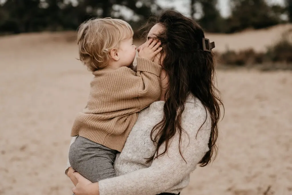 Gezinsshoot op de heide in Bakkeveen — ouders met kinderen in paars heidelandschap