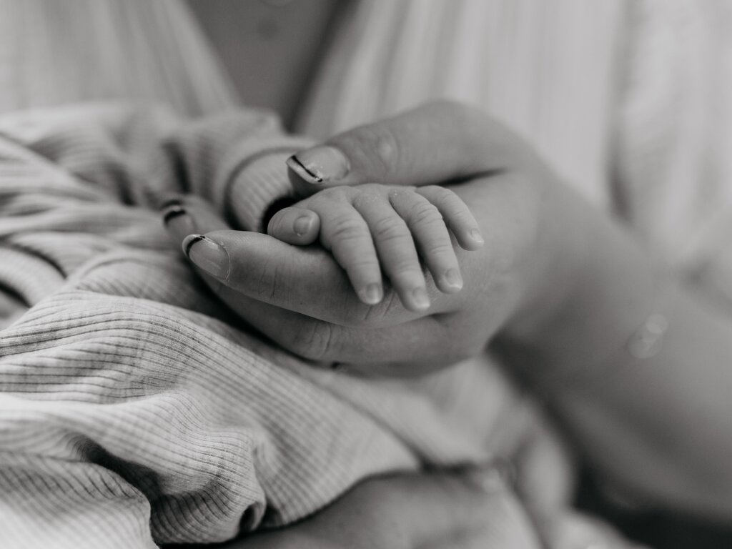 Zwart-wit portret van gezin met jong kind — Anne Piek Fotografie