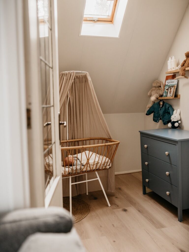Spontane gezinsfoto in kleur — ouders knuffelen hun zoon in de natuur