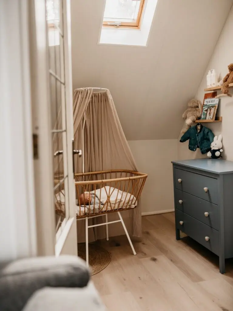 Spontane gezinsfoto in kleur — ouders knuffelen hun zoon in de natuur