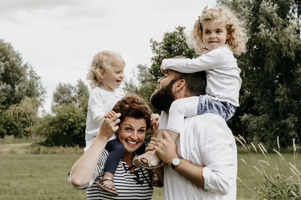 Gezinsfotografie in Tijnje — kinderen rennen door een weiland