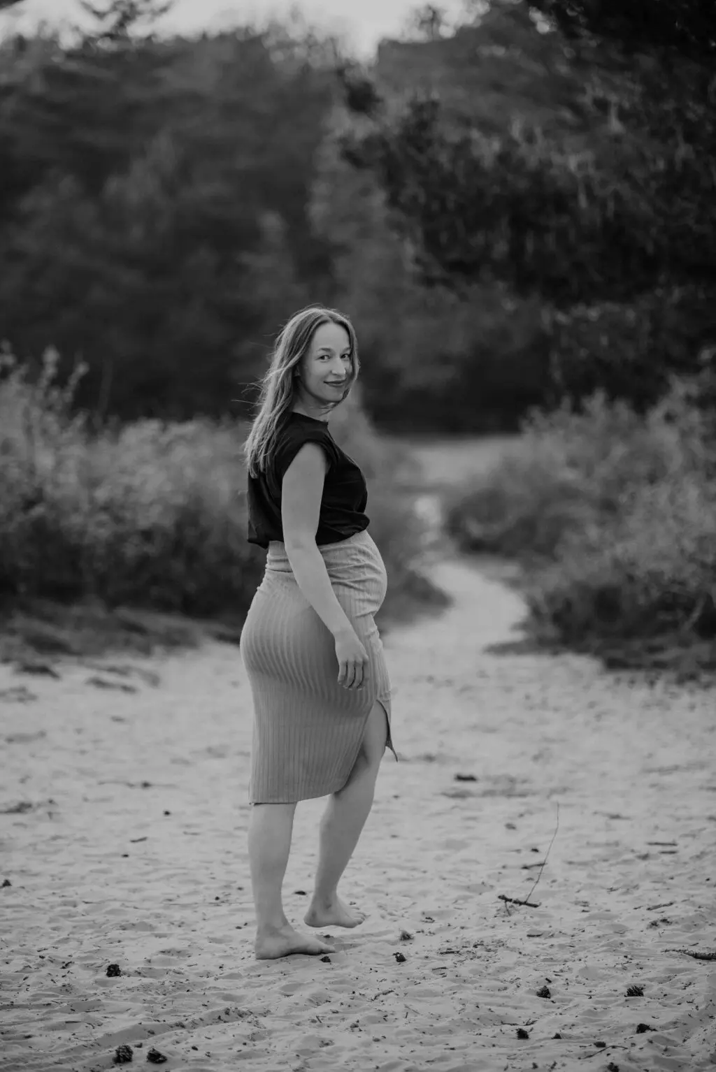Zwangerschapsfotografie in Bakkeveen — zachte hand op buik in gouden licht