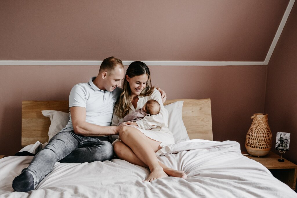 Lifestyle newbornfotografie in Dokkum — baby slaapt in mandje