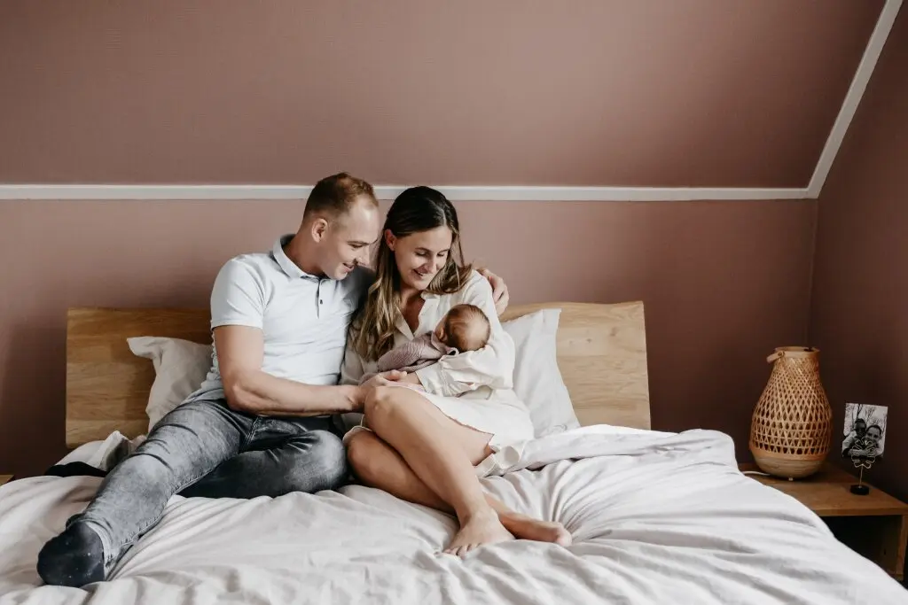 Lifestyle newbornfotografie in Dokkum — baby slaapt in mandje